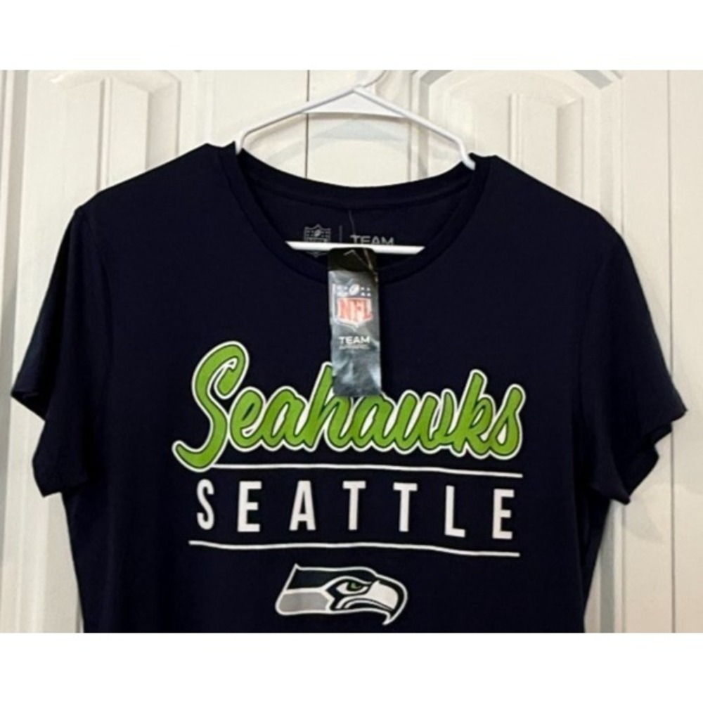 Seattle Seahawks NFL Team Apparel Women's Navy T-Shirt Seattle Football NWT Medi - Picture 3 of 4